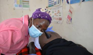 Una matrona examina a una mujer embarazada en Uganda