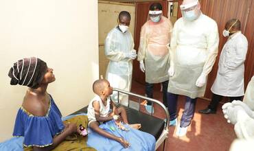 Una madre y su hijo en uno de los centros sanitarios apoyados por UNICEF en Burundi