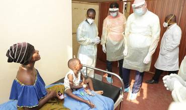 Una madre y su hijo en uno de los centros sanitarios apoyados por UNICEF en Burundi