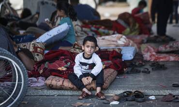 Un niño desplazado por la la violencia en Gaza