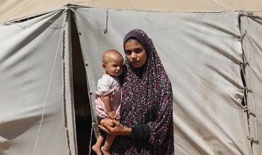 Una madre de Gaza que se beneficia del programa de transferencia de efectivo de UNICEF.