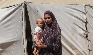 Una madre de Gaza que se beneficia del programa de transferencia de efectivo de UNICEF.