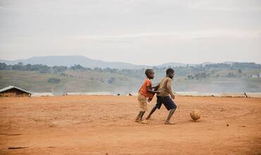 Dos niños juegan al fútbol en República Democrática del Congo