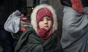 Un niño miembro de una familia de refugiados ucranianos entrando en Rumanía 