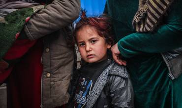 Niños y familias hacen cola frente a la clínica móvil de salud y nutrición de UNICEF 