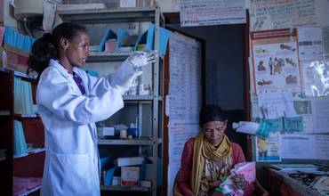 Rehima Desiosio tiene un bebé de dos meses llamado Shurki. Acude a una revisión rutinaria con Workitu Abera, trabajadora sanitaria del puesto de salud de Kolabe Bale, en Etiopía.