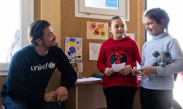 Orlando Bloom charla con dos niñas ucranianas refugiadas