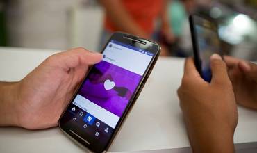 Niños usando teléfonos móviles