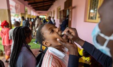 Un niño siendo vacunado contra el cólera en Mozambique