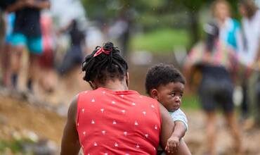 Una madre y su hijo haitianos tras cruzar la selva del Darien