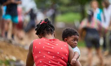 Una madre y su hijo haitianos tras cruzar la selva del Darien