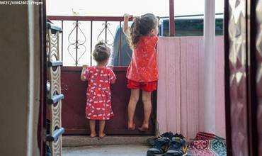 Dos niñas beneficiarias de los programas de transferencias en efectivo de UNICEF en Turquía