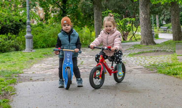 Un niño y una niña montando en bicicleta