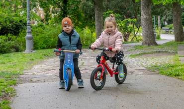 Un niño y una niña montando en bicicleta