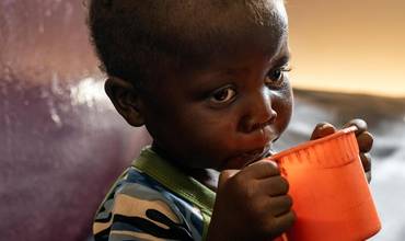 Un niño con desnutrición toma leche enriquecida en la clínica de nutrición de L'hôpital de Bossangoa, en RCA