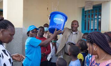 Personal de UNICEF entregando suministros de emergencia