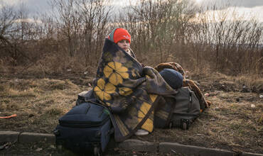 Una niña buscando refugio en la frontera entre Ucrania y Rumanía