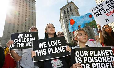 Un grupo de jóvenes activistas se manifiesta en la ciudad de Nueva York