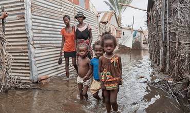 Niños víctimas de las inundaciones en su país a causa del cambio climático