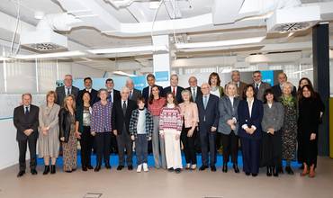 Su Majestad la Reina junto al Patronato de UNICEF España y a los adolescentes Clara y Gorka