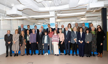 Su Majestad la Reina junto al Patronato de UNICEF España y a los adolescentes Clara y Gorka