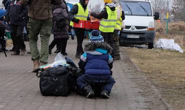 Niños y familias ucranianas intentando cruzar a Polonia