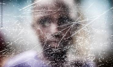 Rostro de un niño africano tras un cristal