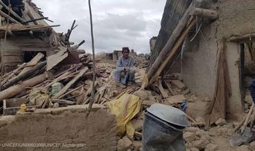 Un hombre sentado sobre los escombros que ha dejado el terremoto