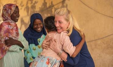 Catherine Russell durante su visita a Sudán