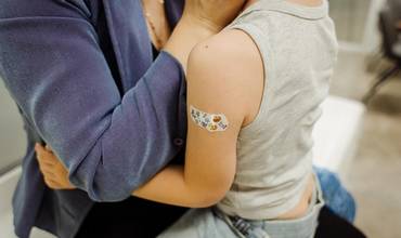 Un niño recién vacunado en Ucrania