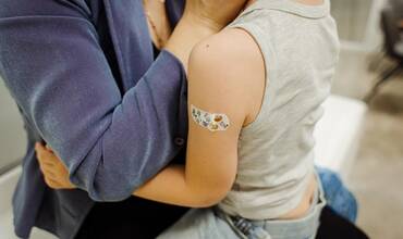 Un niño recién vacunado en Ucrania