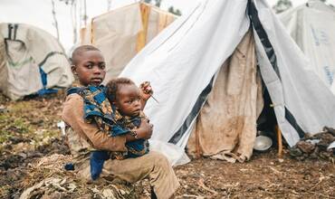 Dos hermanos en un campo de refugiados de RDC