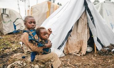 Dos hermanos en un campo de refugiados de RDC