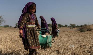 Niñas recogiendo agua cerca de un estanque contaminado en Allah Abad, Jampur, Punjab meridional, Pakistán.