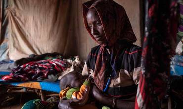 Una madre amamanta a su bebé en Etiopía