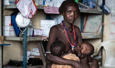 Una madre alimenta a sus dos bebés gemelos en Etiopía