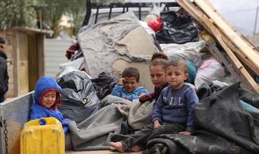 Niños sentados en la parte trasera de un camión durante su desplazamiento desde zonas en las que se ha producido una escalada de las hostilidades en Rafah, al sur de la Franja de Gaza.