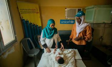 Personal sanitario de UNICEF atiende a un bebé afectado por el conflicto en Sudán