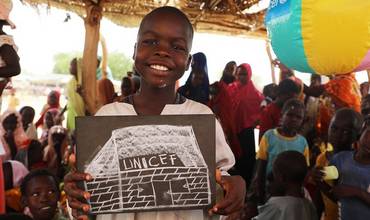 Un niño muestra un dibujo en uno de los Espacios Amigos de la Infancia de UNICEF