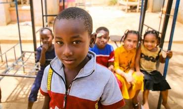 Niños desplazados en Sudán posan para una fotografía