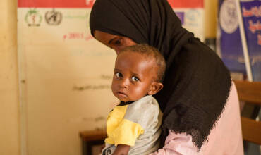 Un niño y su madre en un centro de tratamiento de la desnutrición de UNICEF en Sudán