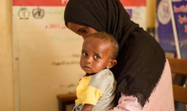 Un niño y su madre en un centro de tratamiento de la desnutrición de UNICEF en Sudán
