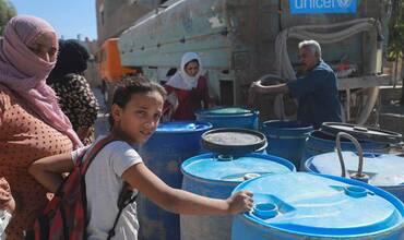 Familias recogen agua potable distribuida por UNICEF en Siria