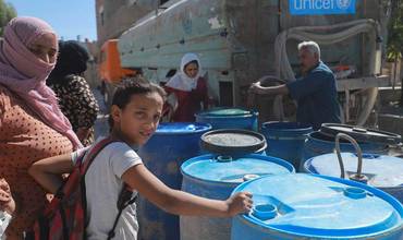 Familias recogen agua potable distribuida por UNICEF en Siria