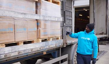 Personal de UNICEF revisa un cargamento de suministros