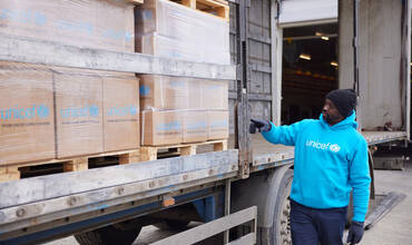 Personal de UNICEF revisa un cargamento de suministros