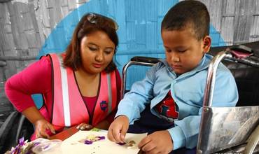 Un niño con discapacidad practicando actividades recreativas