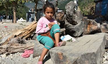 Una niña entre los escombros de los edificios caídos durante el terremoto
