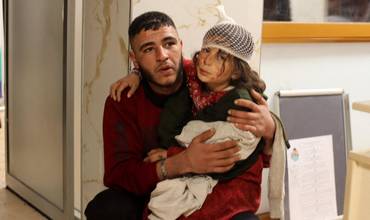 Miembros de una de las familias afectadas por el terremoto en Siria