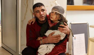 Miembros de una de las familias afectadas por el terremoto en Siria